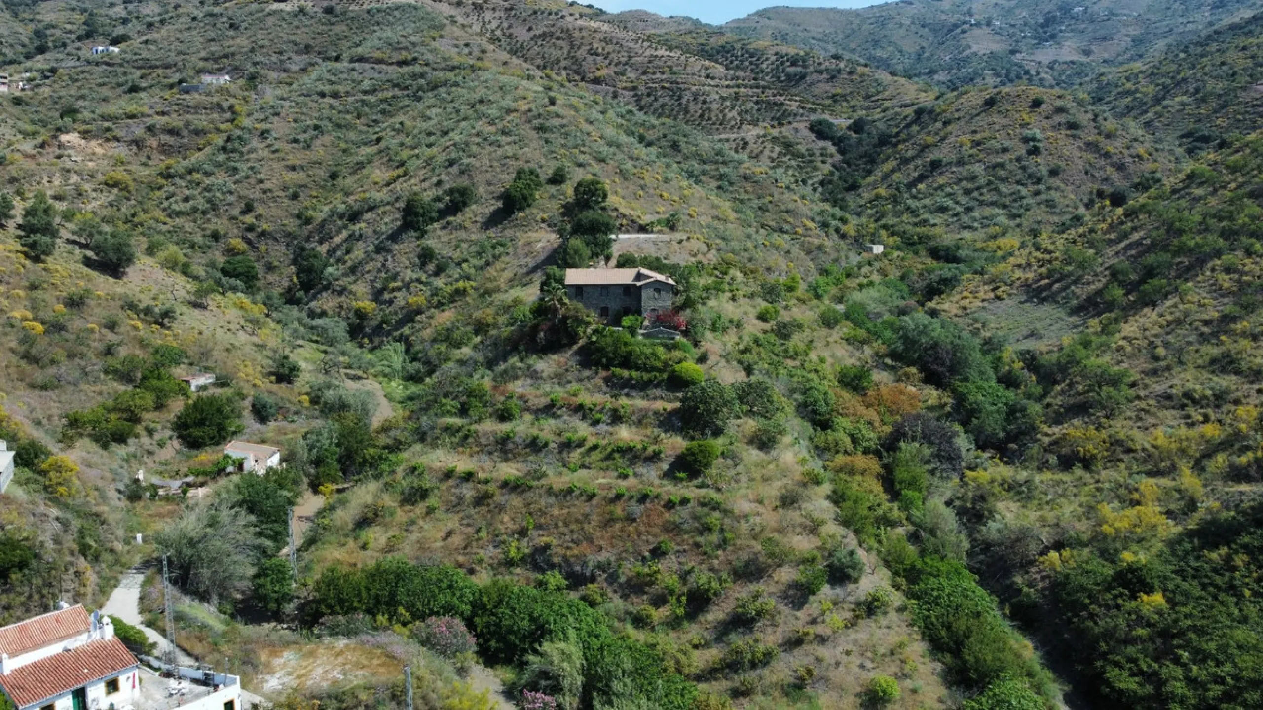Immerse yourself in the tranquility and rustic charm of this impressive country house located in the idyllic Rincón de la Victoria. With a stone facade that exudes authenticity and character, this property is perfect for those seeking a serene and spaciou