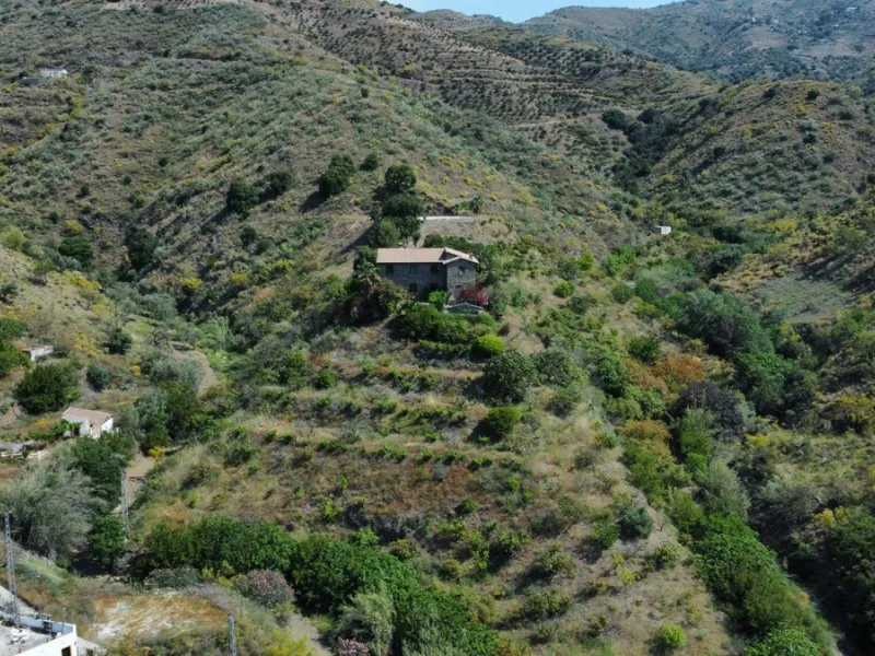 Immerse yourself in the tranquility and rustic charm of this impressive country house located in the idyllic Rincón de la Victoria. With a stone facade that exudes authenticity and character, this property is perfect for those seeking a serene and spaciou
