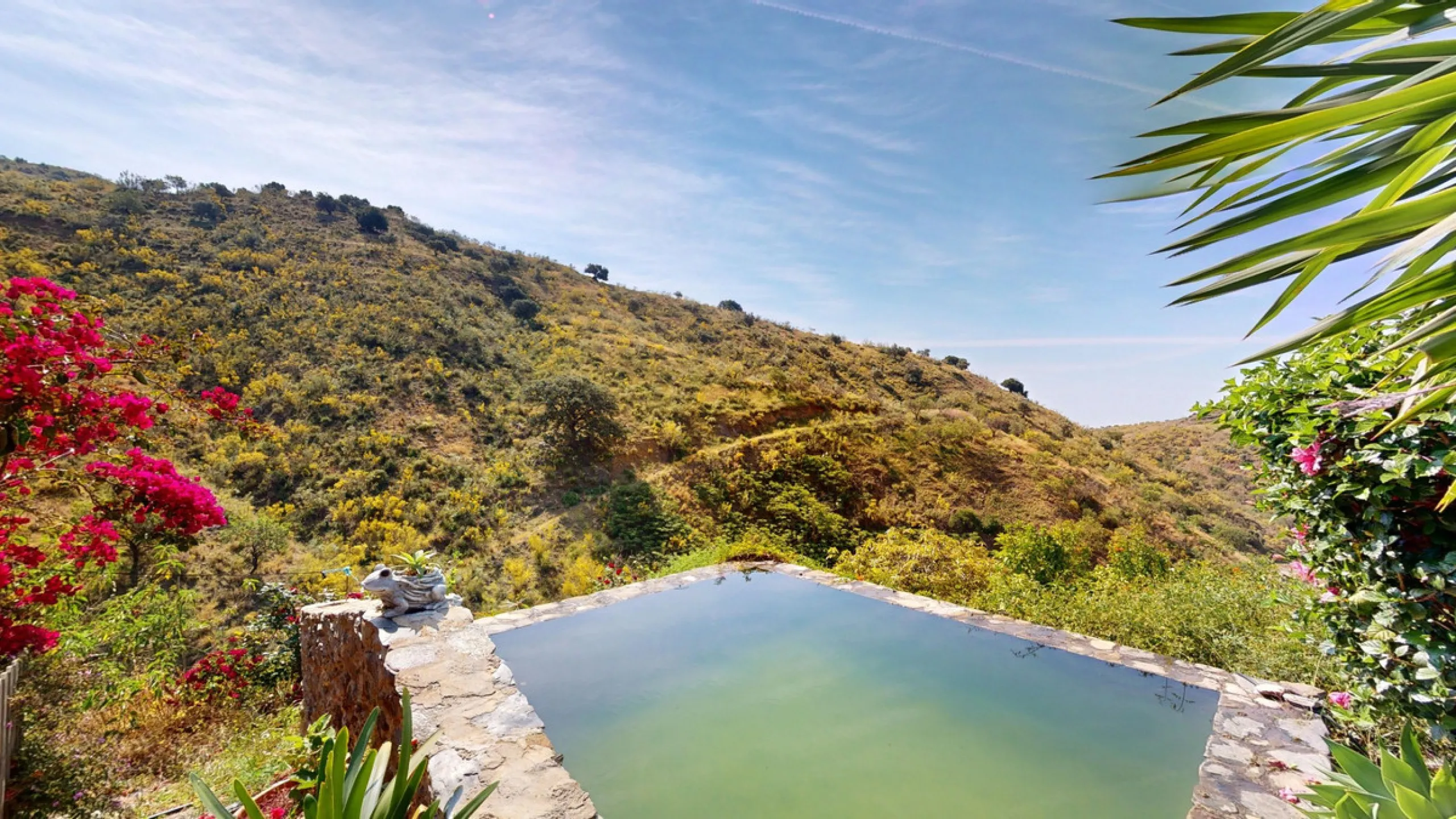 Immerse yourself in the tranquility and rustic charm of this impressive country house located in the idyllic Rincón de la Victoria. With a stone facade that exudes authenticity and character, this property is perfect for those seeking a serene and spaciou