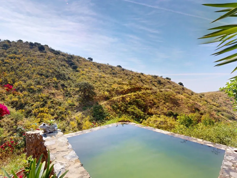 Immerse yourself in the tranquility and rustic charm of this impressive country house located in the idyllic Rincón de la Victoria. With a stone facade that exudes authenticity and character, this property is perfect for those seeking a serene and spaciou