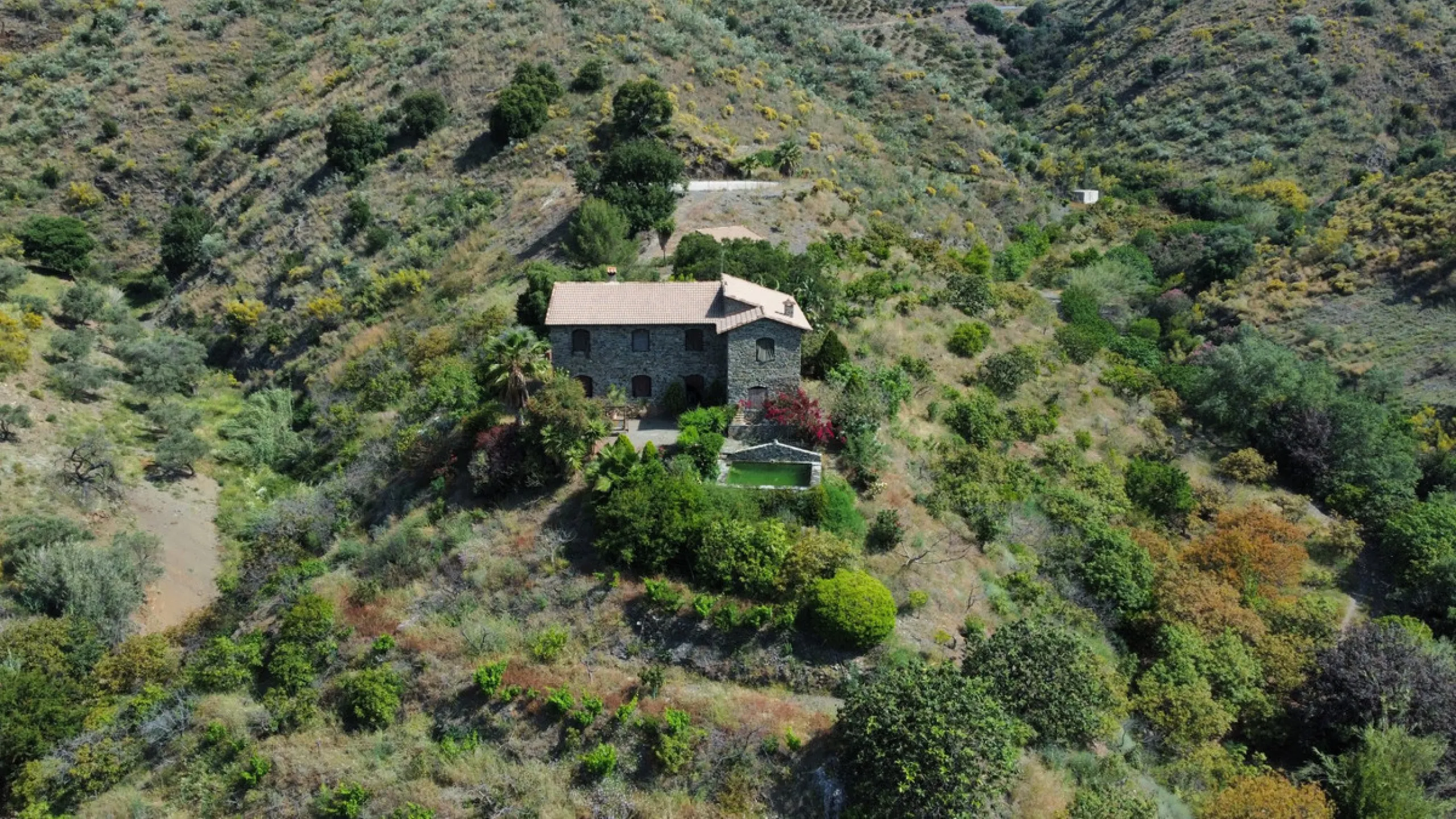 Immerse yourself in the tranquility and rustic charm of this impressive country house located in the idyllic Rincón de la Victoria. With a stone facade that exudes authenticity and character, this property is perfect for those seeking a serene and spaciou