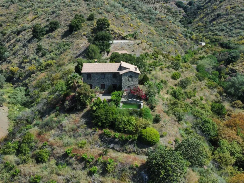 Immerse yourself in the tranquility and rustic charm of this impressive country house located in the idyllic Rincón de la Victoria. With a stone facade that exudes authenticity and character, this property is perfect for those seeking a serene and spaciou
