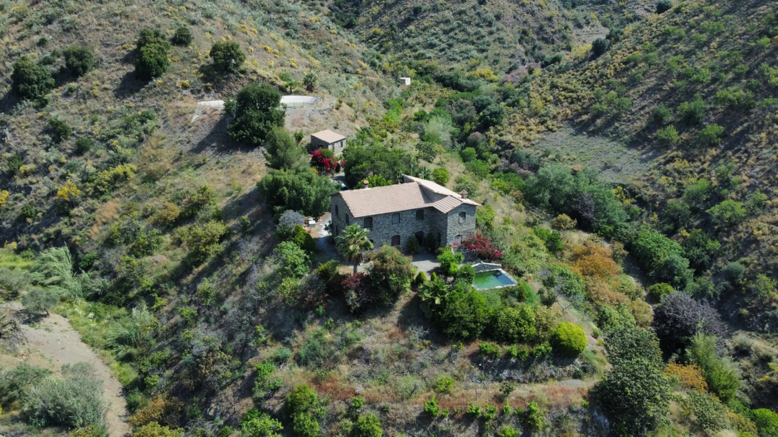 Immerse yourself in the tranquility and rustic charm of this impressive country house located in the idyllic Rincón de la Victoria. With a stone facade that exudes authenticity and character, this property is perfect for those seeking a serene and spaciou