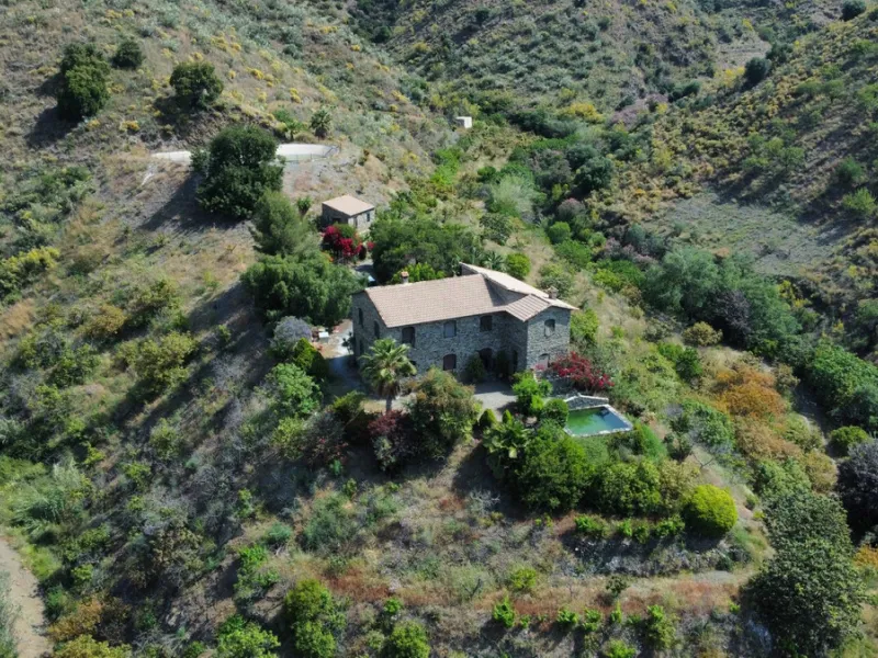 Immerse yourself in the tranquility and rustic charm of this impressive country house located in the idyllic Rincón de la Victoria. With a stone facade that exudes authenticity and character, this property is perfect for those seeking a serene and spaciou