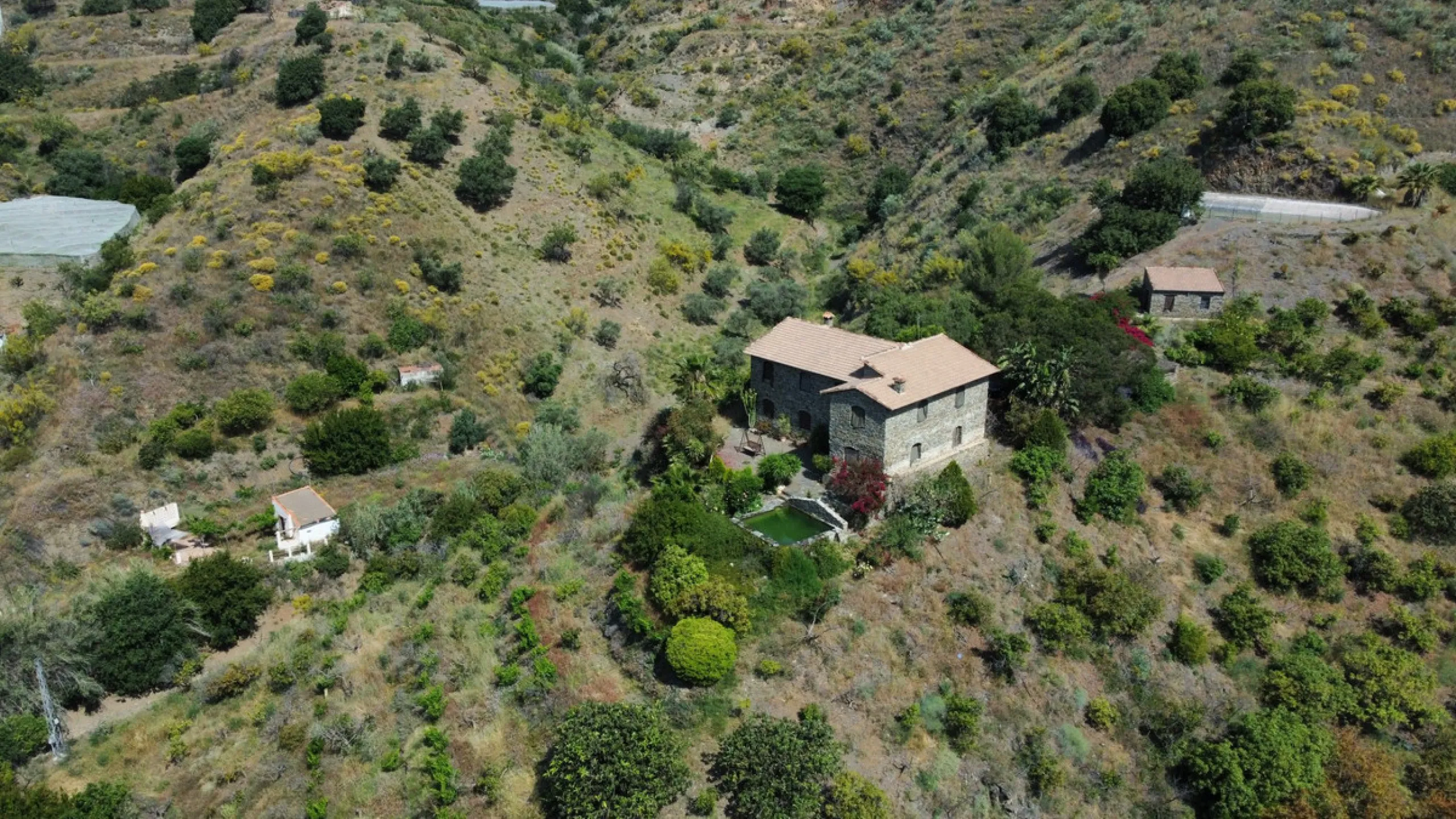 Immerse yourself in the tranquility and rustic charm of this impressive country house located in the idyllic Rincón de la Victoria. With a stone facade that exudes authenticity and character, this property is perfect for those seeking a serene and spaciou