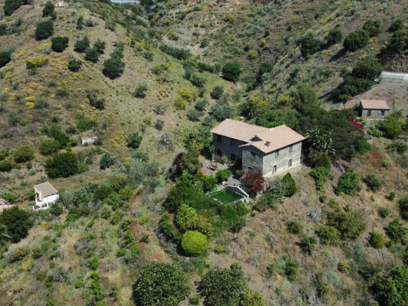 Immerse yourself in the tranquility and rustic charm of this impressive country house located in the idyllic Rincón de la Victoria. With a stone facade that exudes authenticity and character, this property is perfect for those seeking a serene and spaciou