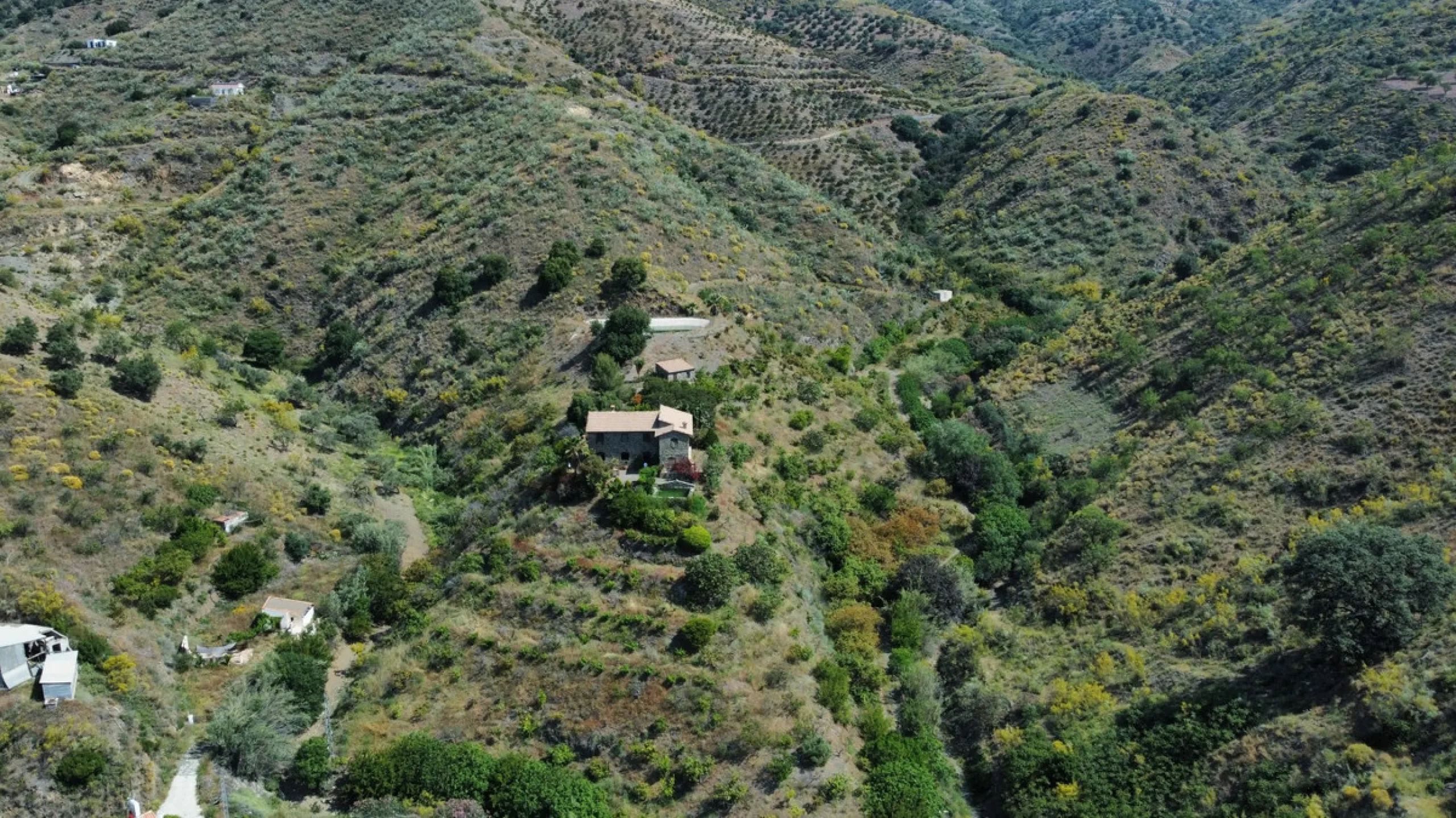 Immerse yourself in the tranquility and rustic charm of this impressive country house located in the idyllic Rincón de la Victoria. With a stone facade that exudes authenticity and character, this property is perfect for those seeking a serene and spaciou