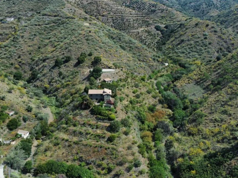 Immerse yourself in the tranquility and rustic charm of this impressive country house located in the idyllic Rincón de la Victoria. With a stone facade that exudes authenticity and character, this property is perfect for those seeking a serene and spaciou
