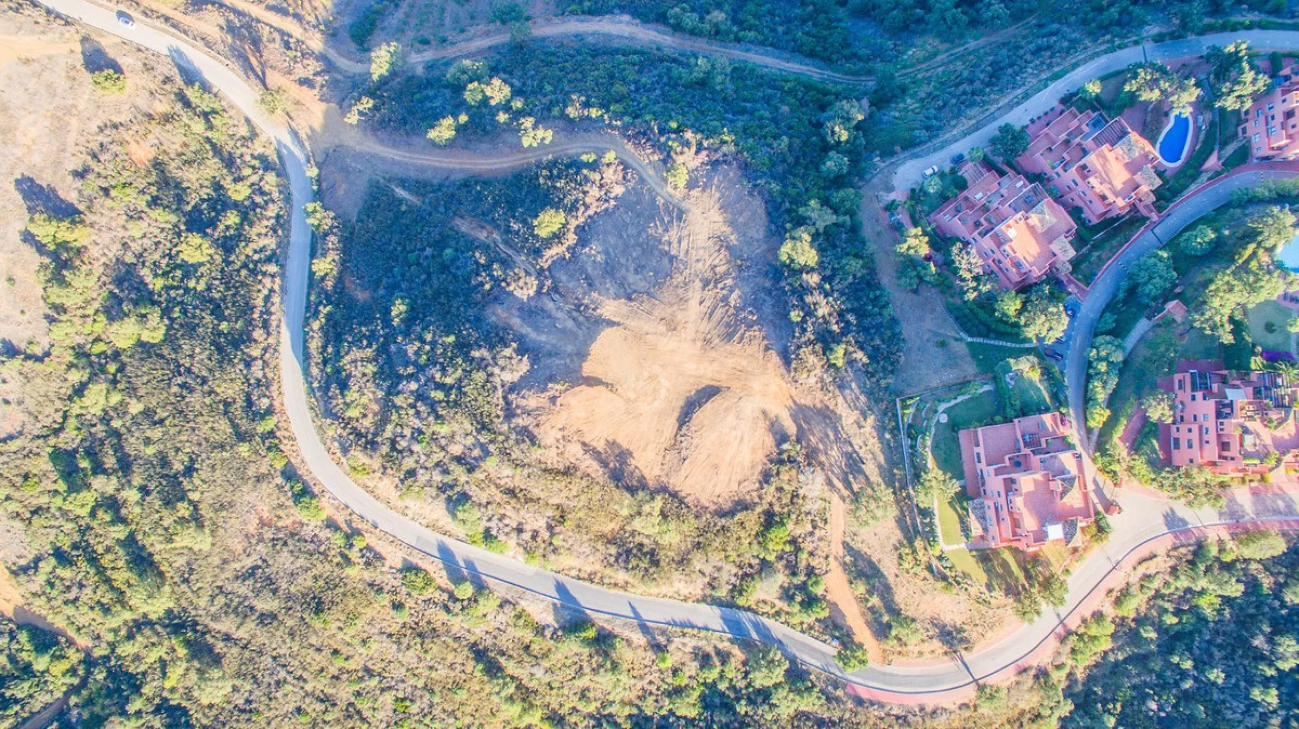 House - Finca - Cortijo в продаже в Marbella, Málaga. В доме 3 спален и 4 ванных комнат. Площадь дома 1000 м². Площадь участка 50000 м²