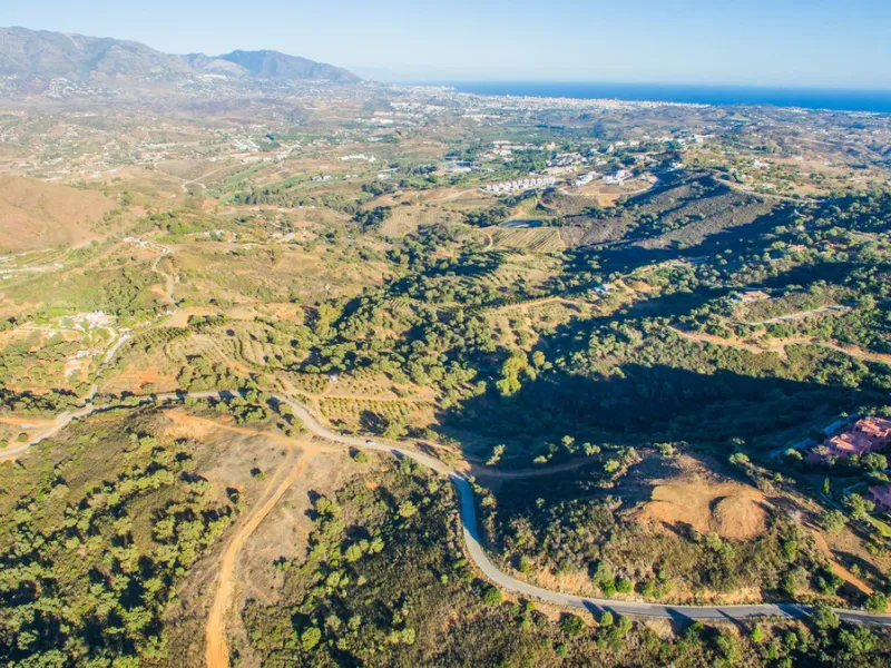 House - Finca - Cortijo в продаже в Marbella, Málaga. В доме 3 спален и 4 ванных комнат. Площадь дома 1000 м². Площадь участка 50000 м²