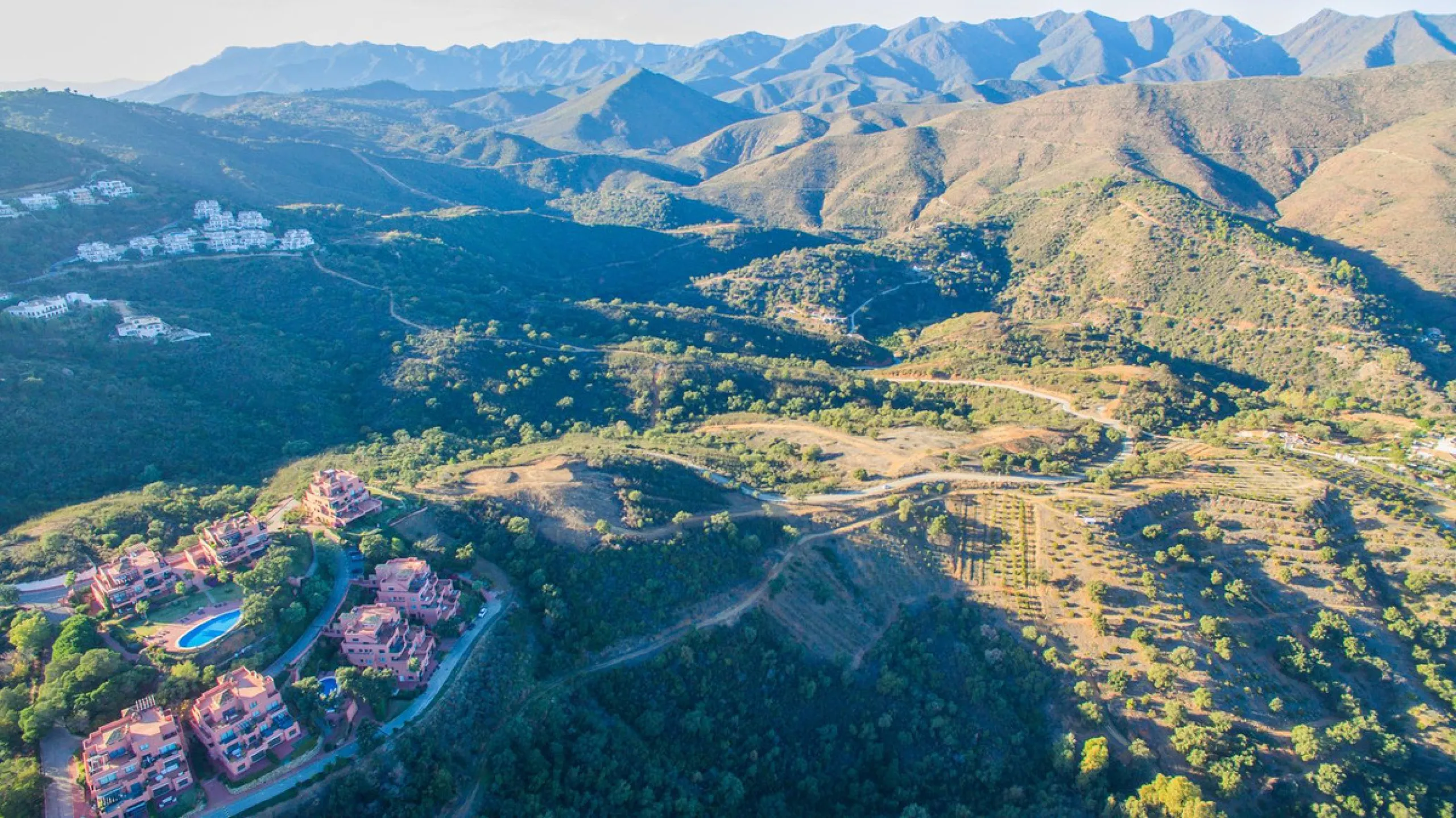 House - Finca - Cortijo в продаже в Marbella, Málaga. В доме 3 спален и 4 ванных комнат. Площадь дома 1000 м². Площадь участка 50000 м²