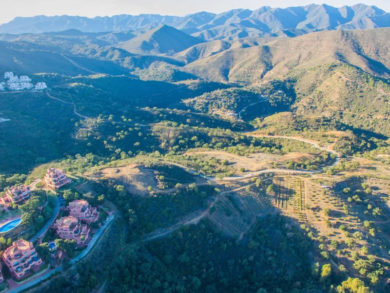 House - Finca - Cortijo в продаже в Marbella, Málaga. В доме 3 спален и 4 ванных комнат. Площадь дома 1000 м². Площадь участка 50000 м²