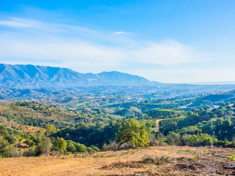 House - Finca - Cortijo в продаже в Marbella, Málaga. В доме 3 спален и 4 ванных комнат. Площадь дома 1000 м². Площадь участка 50000 м²
