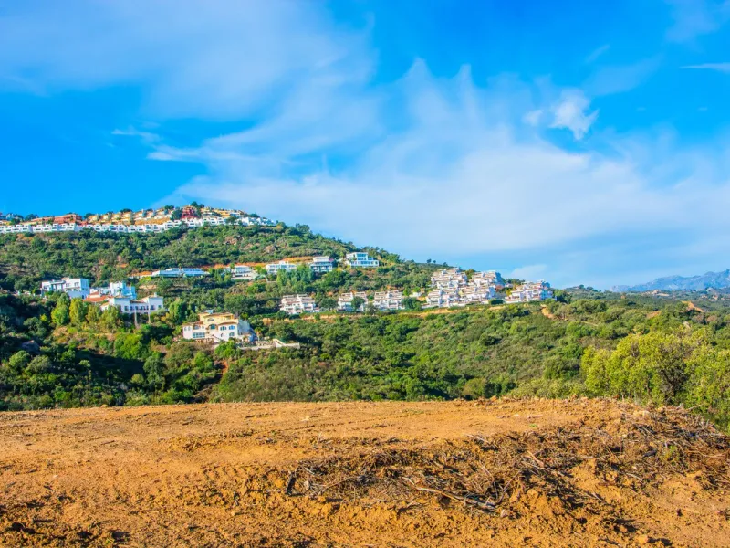 House - Finca - Cortijo в продаже в Marbella, Málaga. В доме 3 спален и 4 ванных комнат. Площадь дома 1000 м². Площадь участка 50000 м²