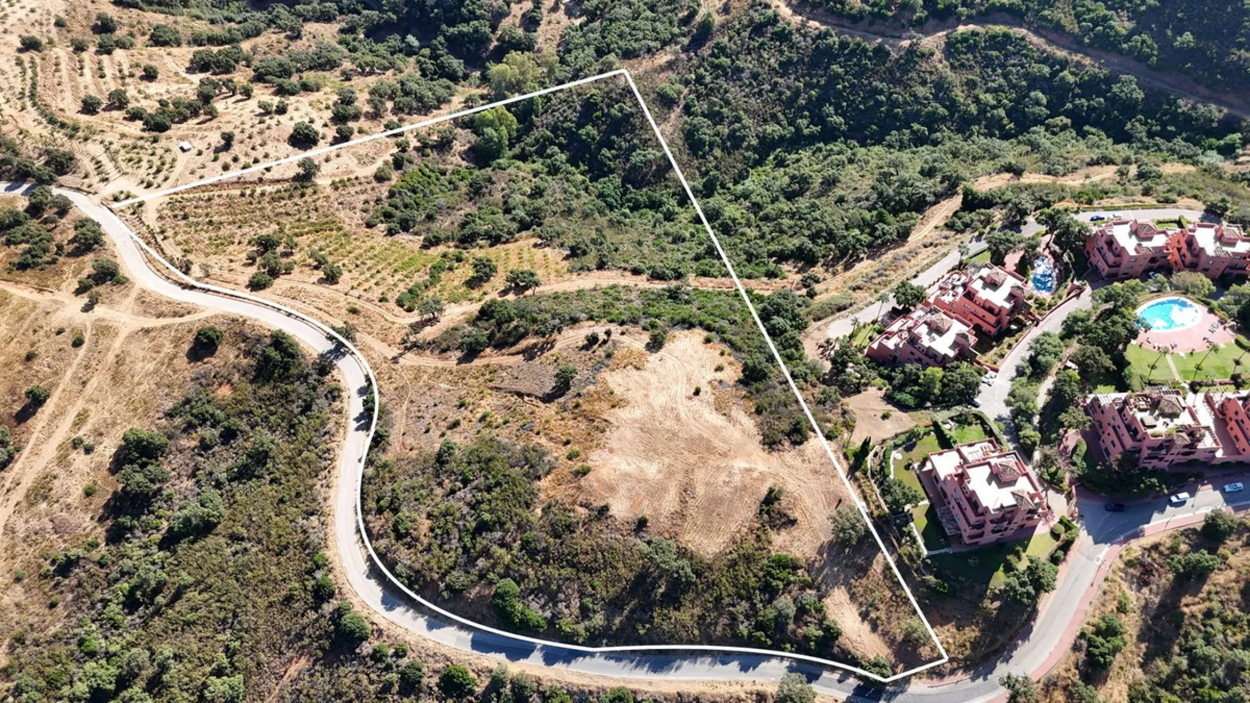House - Finca - Cortijo в продаже в Marbella, Málaga. В доме 3 спален и 4 ванных комнат. Площадь дома 1000 м². Площадь участка 50000 м²