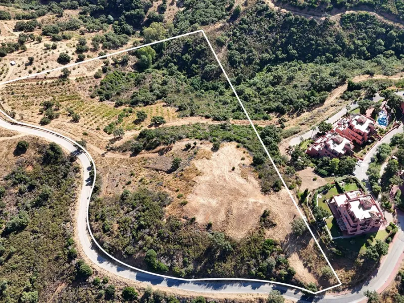 House - Finca - Cortijo в продаже в Marbella, Málaga. В доме 3 спален и 4 ванных комнат. Площадь дома 1000 м². Площадь участка 50000 м²
