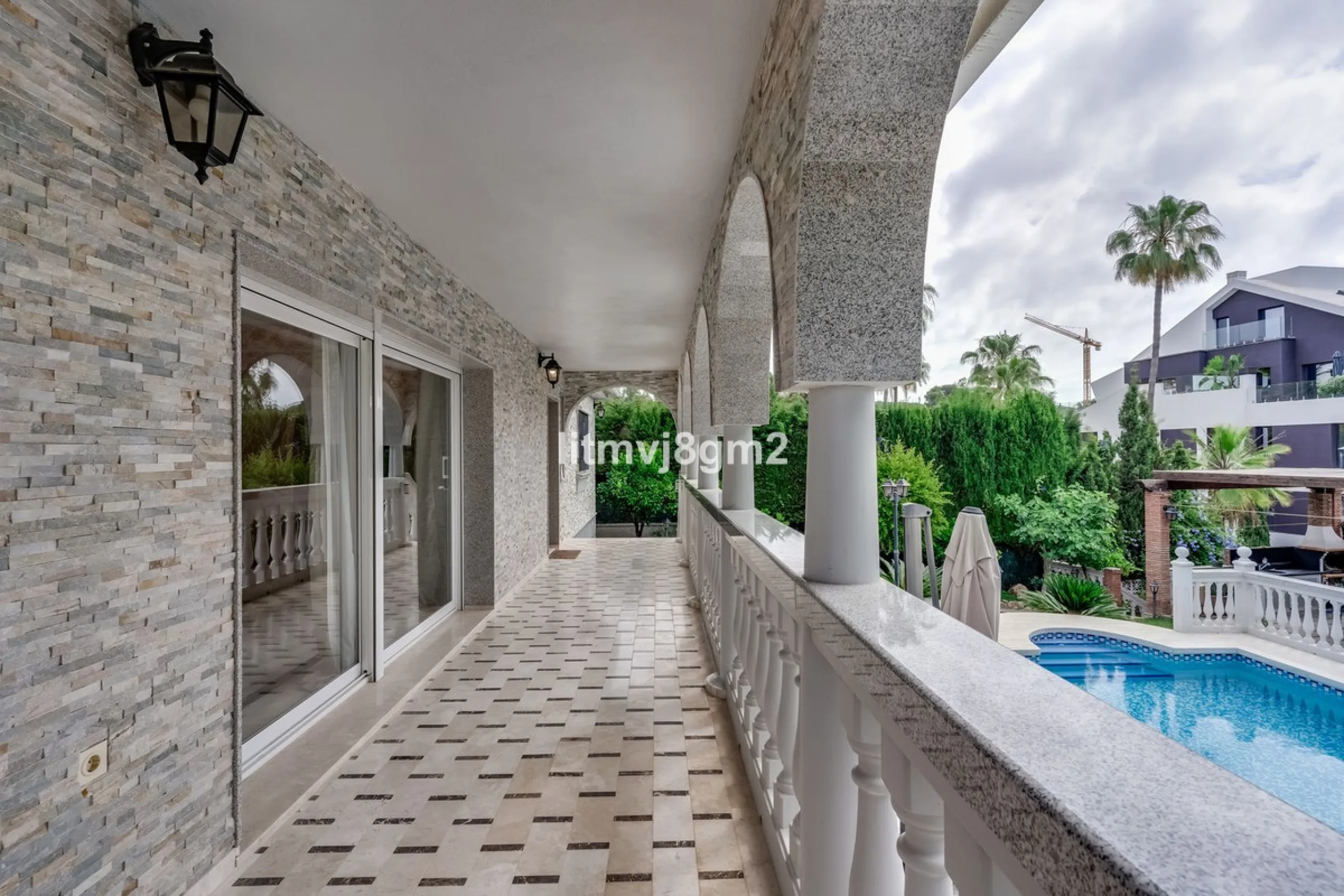 This luxurious four-bedroom villa, located in the peaceful area of lower Artola / Hacienda Las Chapas, just 5 minuntes walk to the sea, is the epitome of elegance and comfort. Boasting a classic design with high-end finishes, the property features an abun