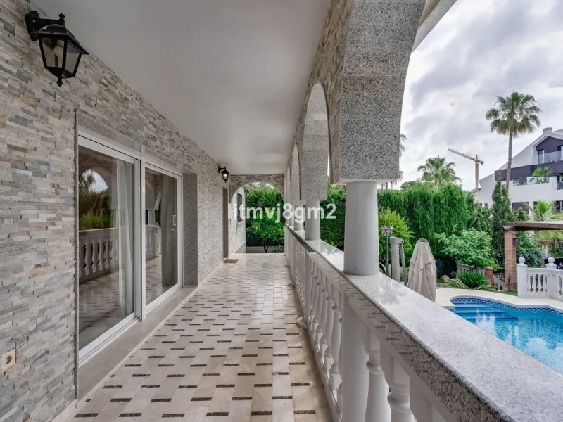 This luxurious four-bedroom villa, located in the peaceful area of lower Artola / Hacienda Las Chapas, just 5 minuntes walk to the sea, is the epitome of elegance and comfort. Boasting a classic design with high-end finishes, the property features an abun