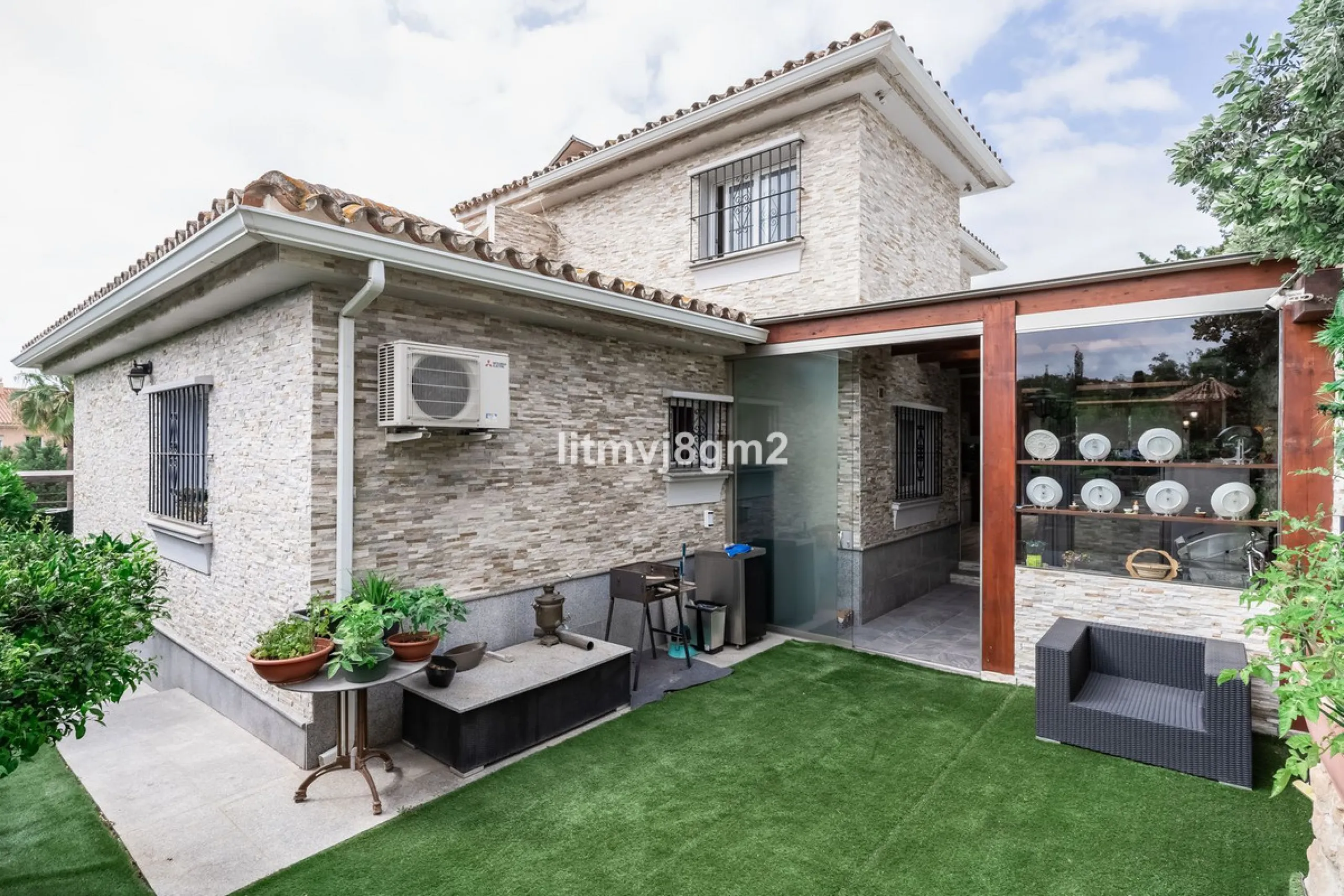 This luxurious four-bedroom villa, located in the peaceful area of lower Artola / Hacienda Las Chapas, just 5 minuntes walk to the sea, is the epitome of elegance and comfort. Boasting a classic design with high-end finishes, the property features an abun