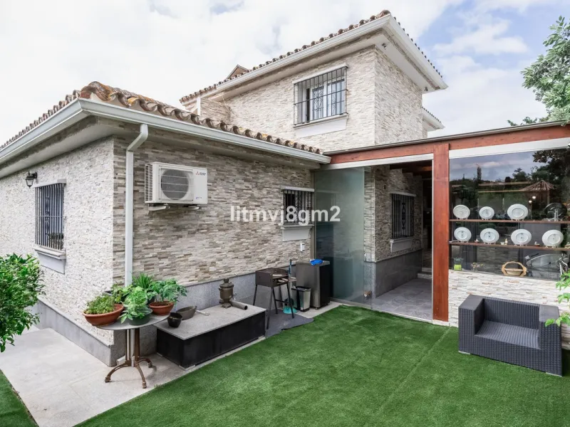 This luxurious four-bedroom villa, located in the peaceful area of lower Artola / Hacienda Las Chapas, just 5 minuntes walk to the sea, is the epitome of elegance and comfort. Boasting a classic design with high-end finishes, the property features an abun
