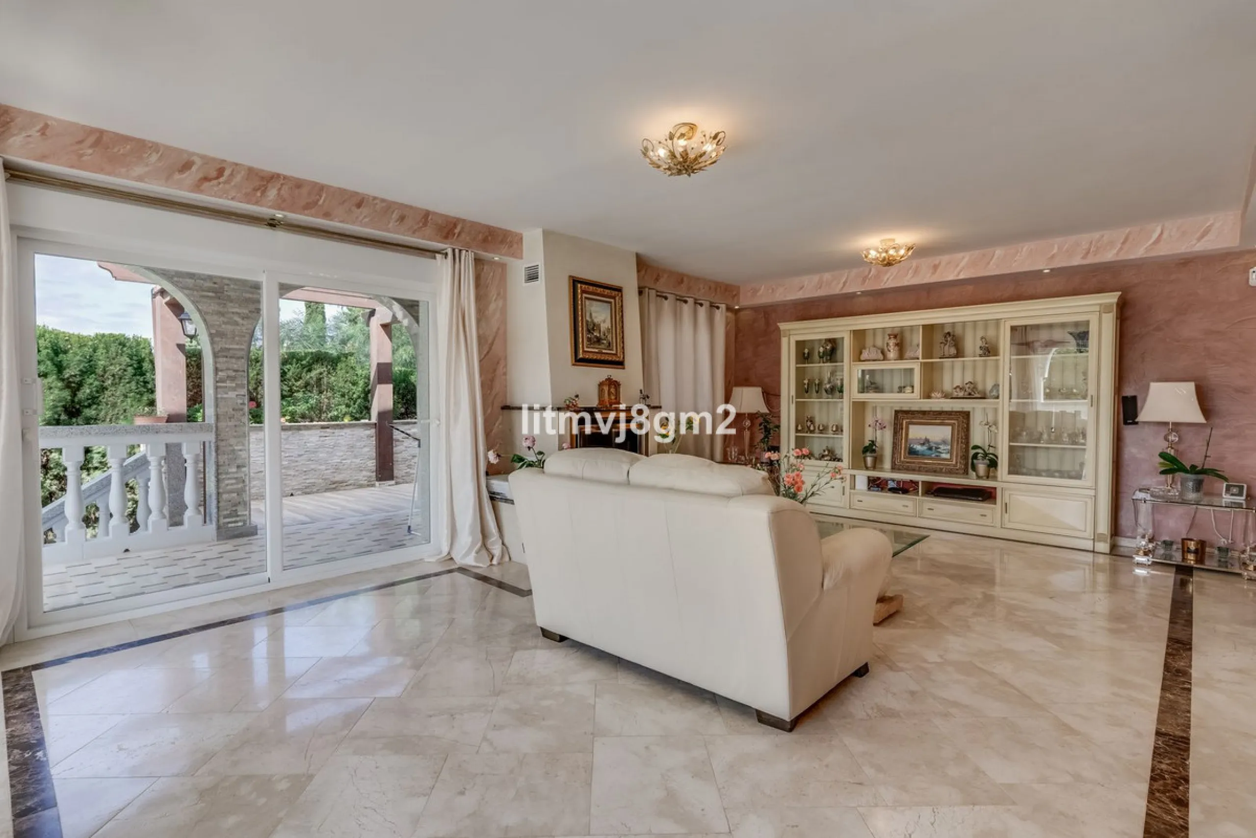 This luxurious four-bedroom villa, located in the peaceful area of lower Artola / Hacienda Las Chapas, just 5 minuntes walk to the sea, is the epitome of elegance and comfort. Boasting a classic design with high-end finishes, the property features an abun