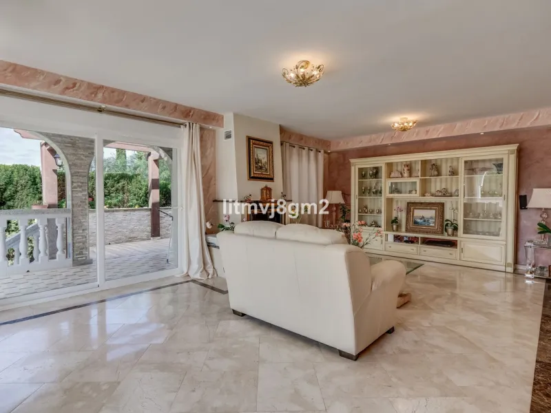 This luxurious four-bedroom villa, located in the peaceful area of lower Artola / Hacienda Las Chapas, just 5 minuntes walk to the sea, is the epitome of elegance and comfort. Boasting a classic design with high-end finishes, the property features an abun