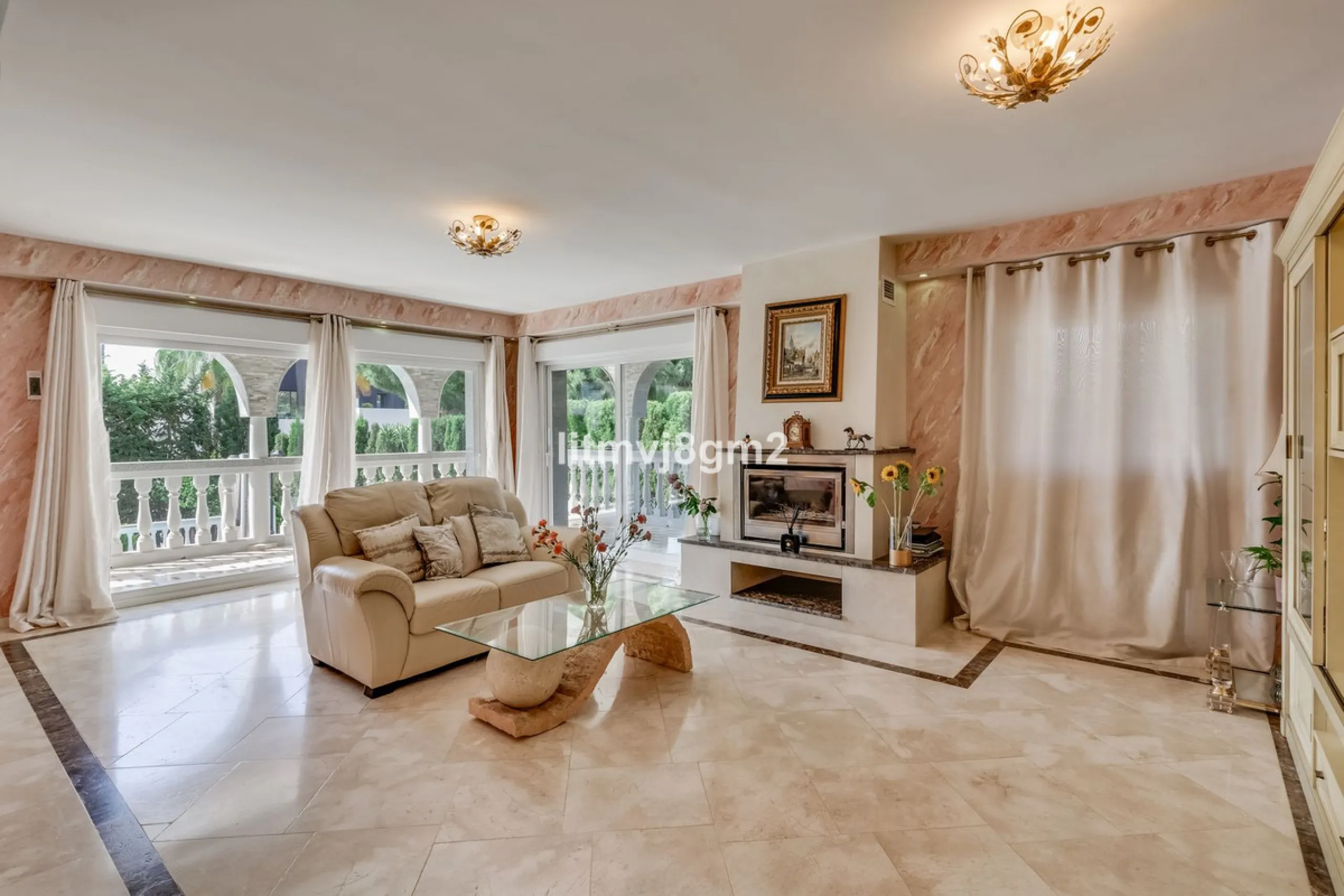 This luxurious four-bedroom villa, located in the peaceful area of lower Artola / Hacienda Las Chapas, just 5 minuntes walk to the sea, is the epitome of elegance and comfort. Boasting a classic design with high-end finishes, the property features an abun