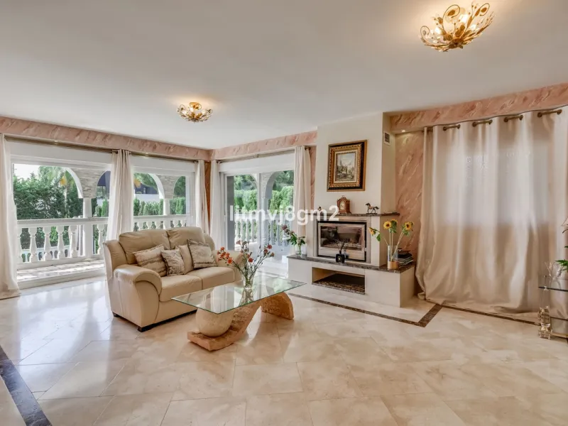 This luxurious four-bedroom villa, located in the peaceful area of lower Artola / Hacienda Las Chapas, just 5 minuntes walk to the sea, is the epitome of elegance and comfort. Boasting a classic design with high-end finishes, the property features an abun