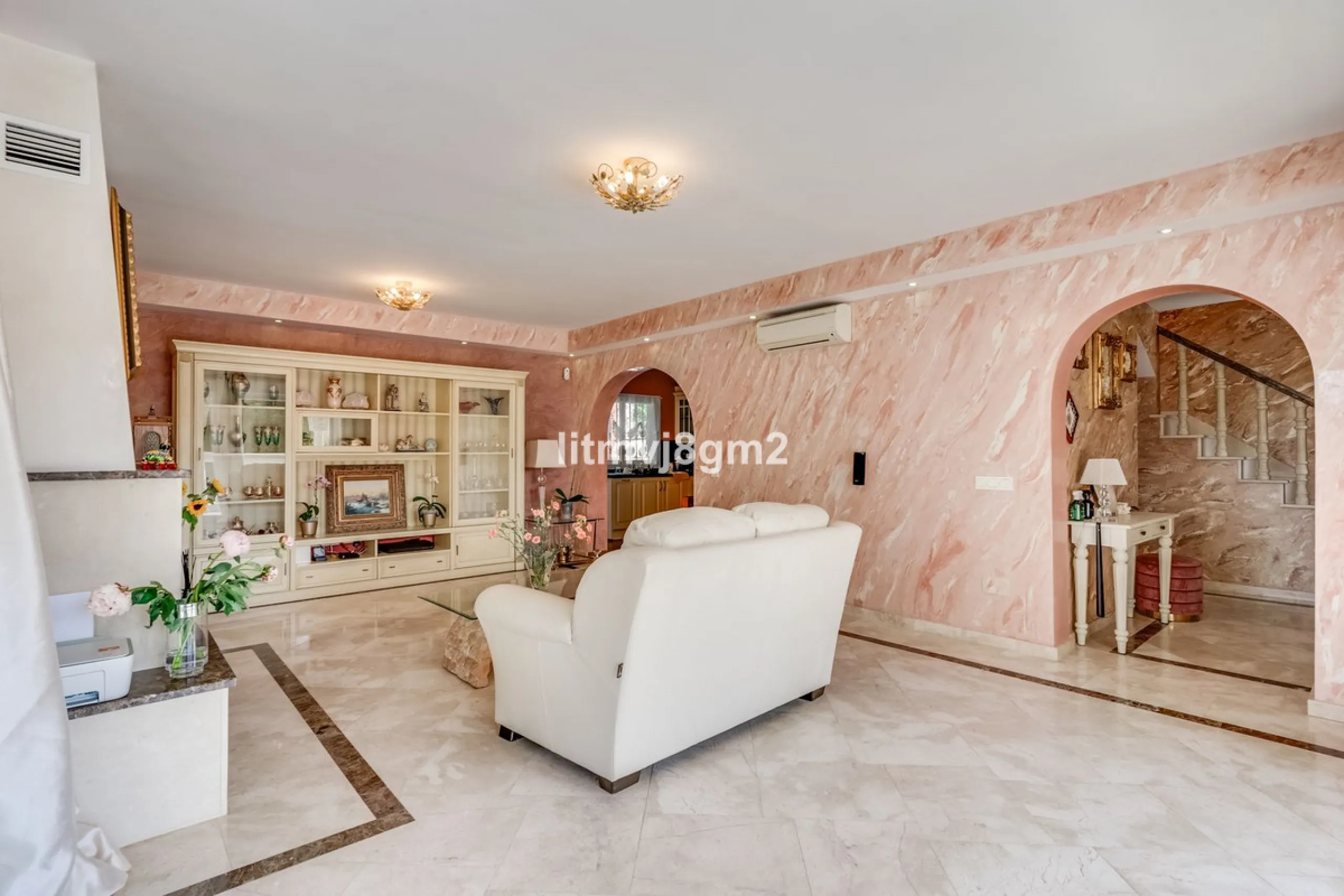 This luxurious four-bedroom villa, located in the peaceful area of lower Artola / Hacienda Las Chapas, just 5 minuntes walk to the sea, is the epitome of elegance and comfort. Boasting a classic design with high-end finishes, the property features an abun