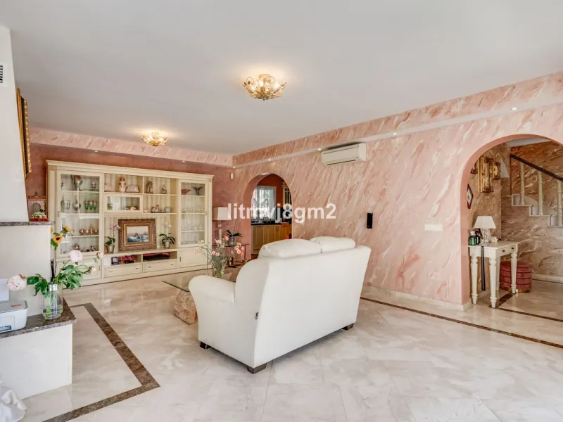 This luxurious four-bedroom villa, located in the peaceful area of lower Artola / Hacienda Las Chapas, just 5 minuntes walk to the sea, is the epitome of elegance and comfort. Boasting a classic design with high-end finishes, the property features an abun