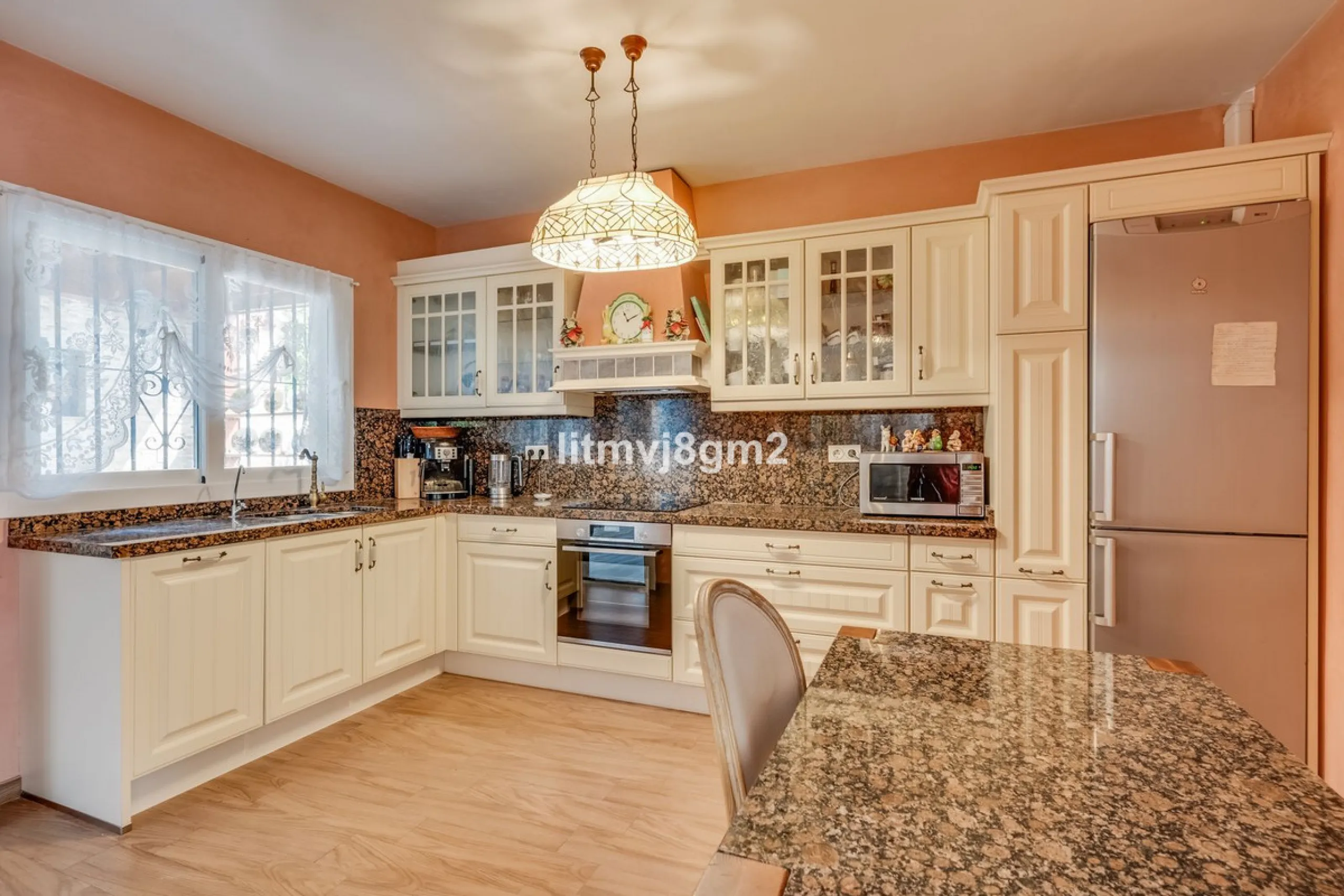 This luxurious four-bedroom villa, located in the peaceful area of lower Artola / Hacienda Las Chapas, just 5 minuntes walk to the sea, is the epitome of elegance and comfort. Boasting a classic design with high-end finishes, the property features an abun
