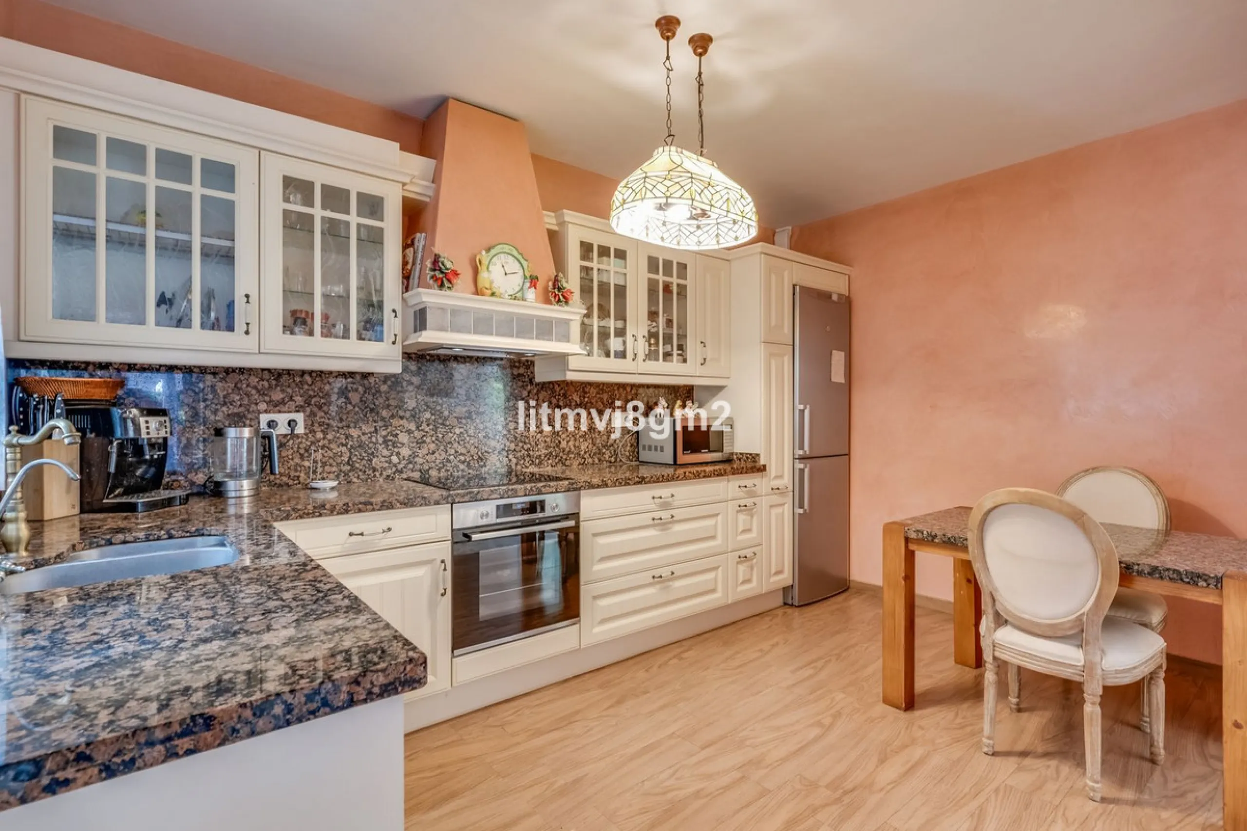 This luxurious four-bedroom villa, located in the peaceful area of lower Artola / Hacienda Las Chapas, just 5 minuntes walk to the sea, is the epitome of elegance and comfort. Boasting a classic design with high-end finishes, the property features an abun