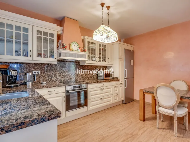 This luxurious four-bedroom villa, located in the peaceful area of lower Artola / Hacienda Las Chapas, just 5 minuntes walk to the sea, is the epitome of elegance and comfort. Boasting a classic design with high-end finishes, the property features an abun