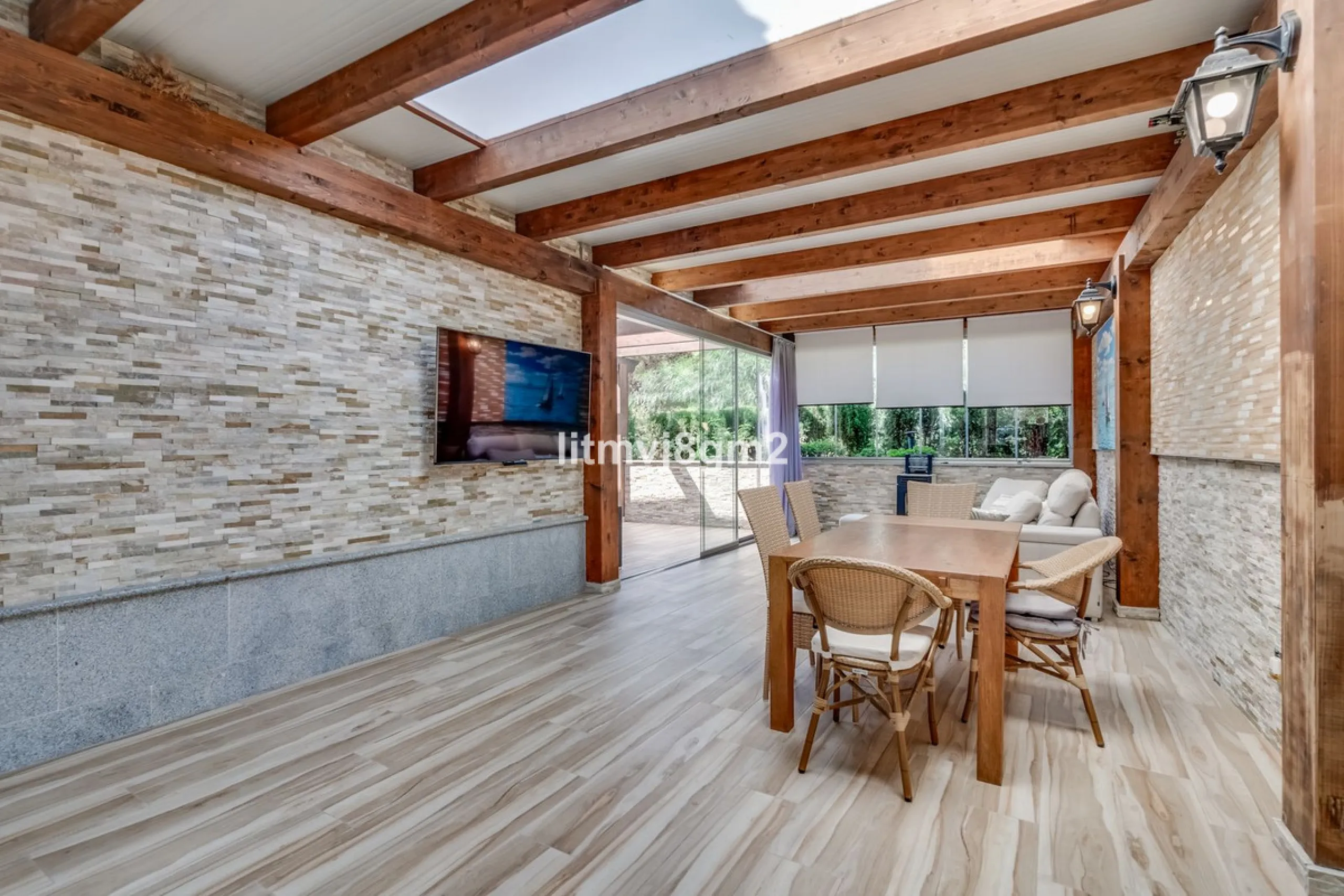 This luxurious four-bedroom villa, located in the peaceful area of lower Artola / Hacienda Las Chapas, just 5 minuntes walk to the sea, is the epitome of elegance and comfort. Boasting a classic design with high-end finishes, the property features an abun