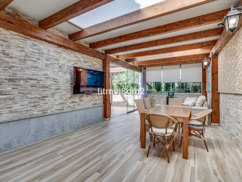 This luxurious four-bedroom villa, located in the peaceful area of lower Artola / Hacienda Las Chapas, just 5 minuntes walk to the sea, is the epitome of elegance and comfort. Boasting a classic design with high-end finishes, the property features an abun