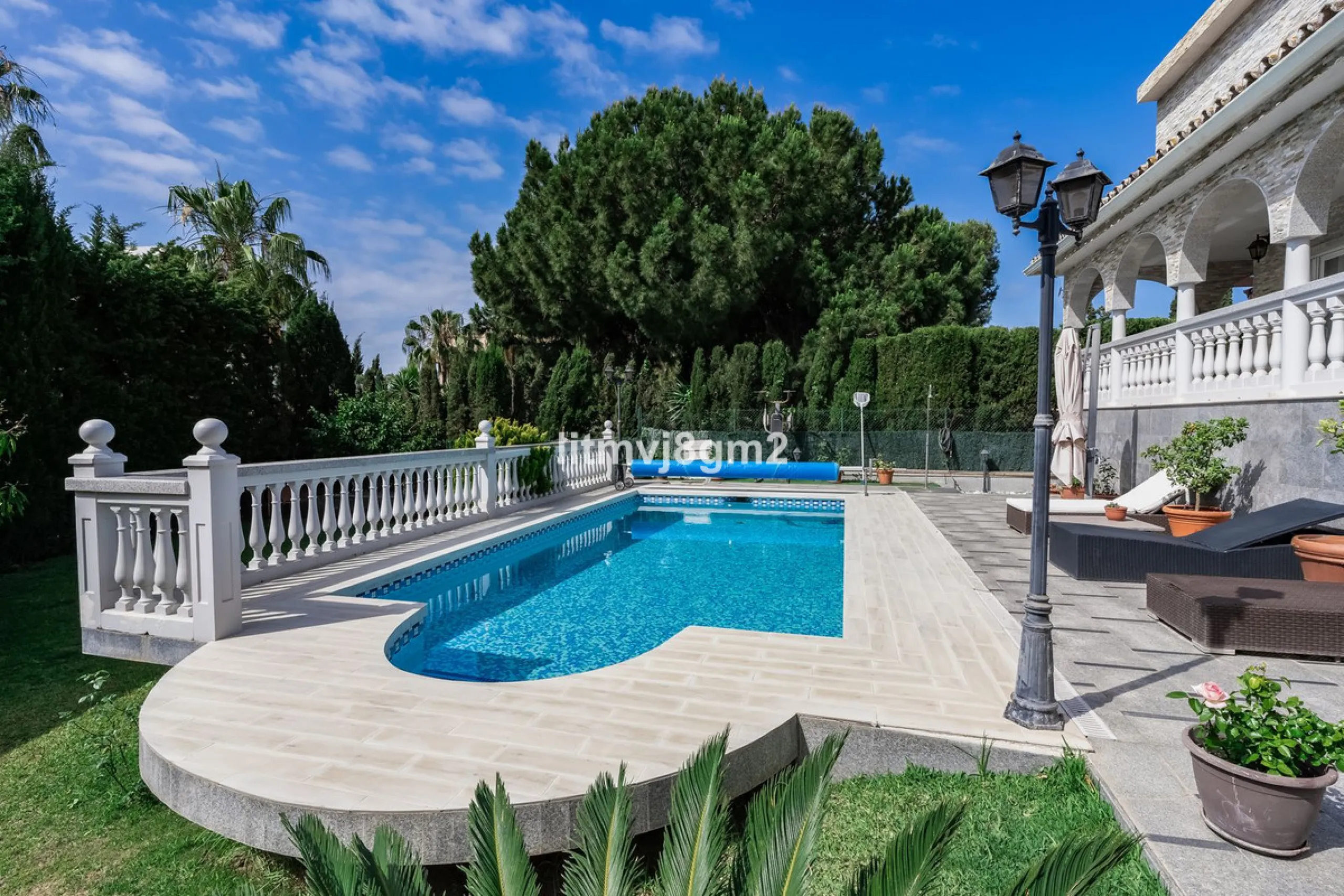 This luxurious four-bedroom villa, located in the peaceful area of lower Artola / Hacienda Las Chapas, just 5 minuntes walk to the sea, is the epitome of elegance and comfort. Boasting a classic design with high-end finishes, the property features an abun