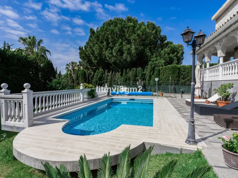 This luxurious four-bedroom villa, located in the peaceful area of lower Artola / Hacienda Las Chapas, just 5 minuntes walk to the sea, is the epitome of elegance and comfort. Boasting a classic design with high-end finishes, the property features an abun