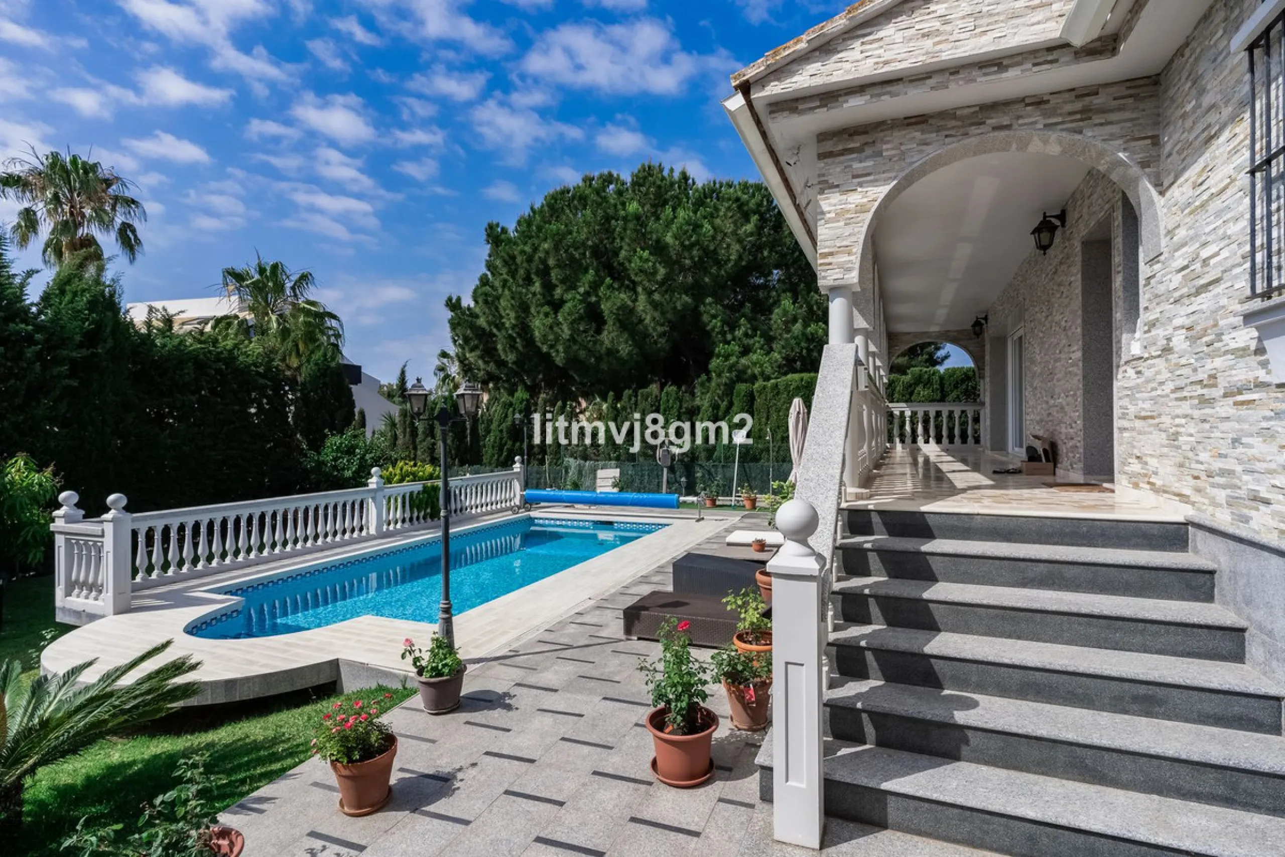 This luxurious four-bedroom villa, located in the peaceful area of lower Artola / Hacienda Las Chapas, just 5 minuntes walk to the sea, is the epitome of elegance and comfort. Boasting a classic design with high-end finishes, the property features an abun