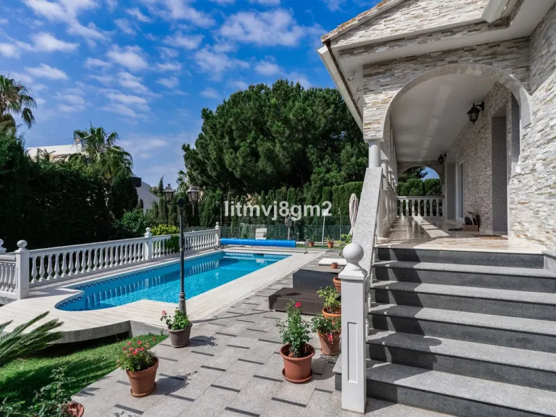 This luxurious four-bedroom villa, located in the peaceful area of lower Artola / Hacienda Las Chapas, just 5 minuntes walk to the sea, is the epitome of elegance and comfort. Boasting a classic design with high-end finishes, the property features an abun