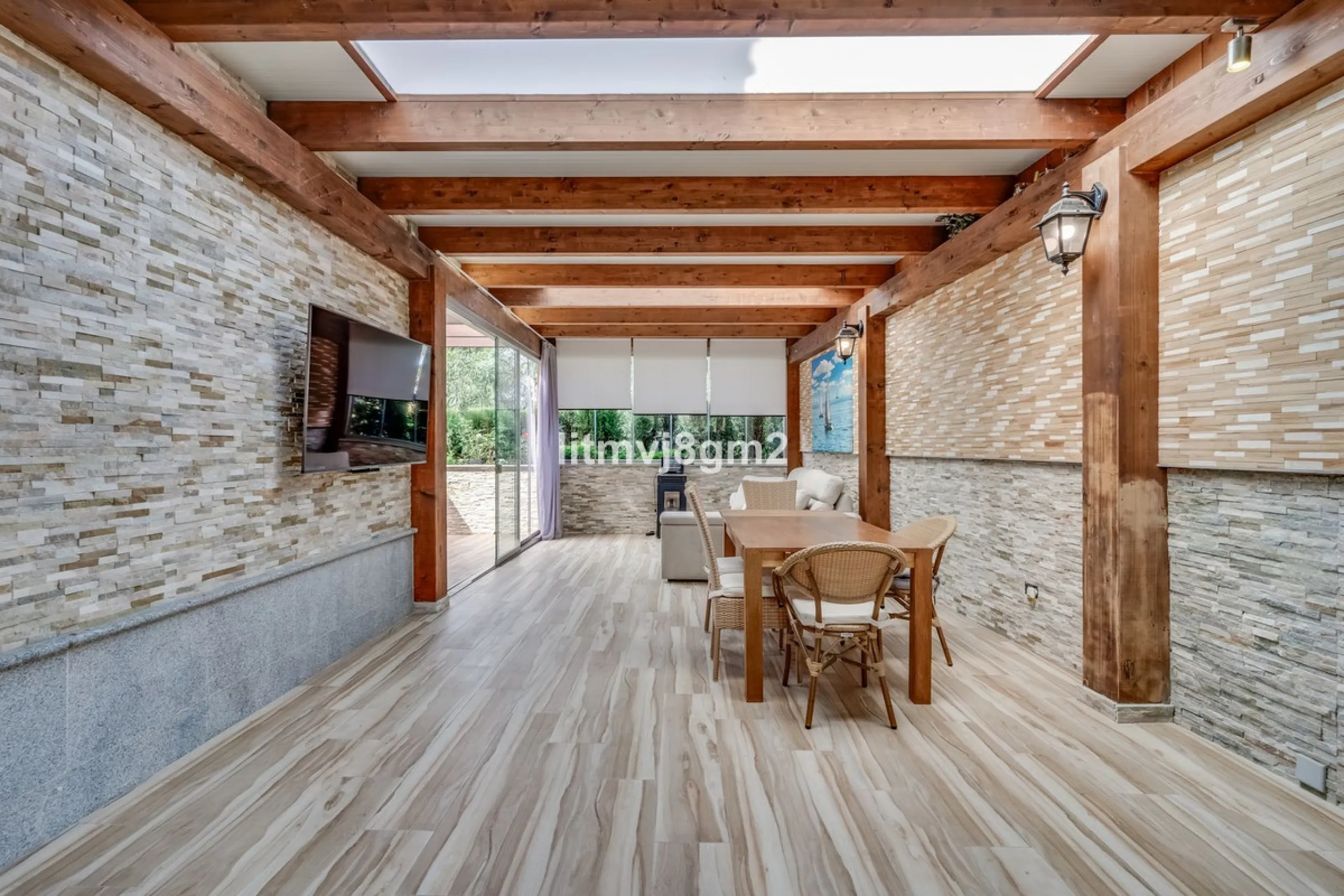 This luxurious four-bedroom villa, located in the peaceful area of lower Artola / Hacienda Las Chapas, just 5 minuntes walk to the sea, is the epitome of elegance and comfort. Boasting a classic design with high-end finishes, the property features an abun