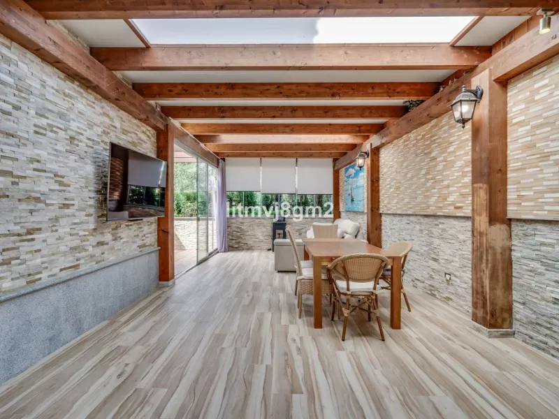 This luxurious four-bedroom villa, located in the peaceful area of lower Artola / Hacienda Las Chapas, just 5 minuntes walk to the sea, is the epitome of elegance and comfort. Boasting a classic design with high-end finishes, the property features an abun