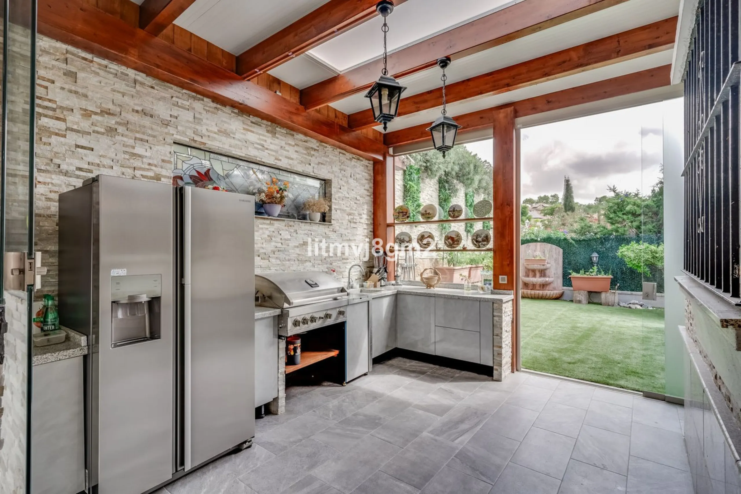 This luxurious four-bedroom villa, located in the peaceful area of lower Artola / Hacienda Las Chapas, just 5 minuntes walk to the sea, is the epitome of elegance and comfort. Boasting a classic design with high-end finishes, the property features an abun