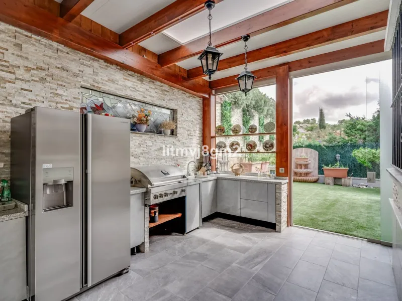 This luxurious four-bedroom villa, located in the peaceful area of lower Artola / Hacienda Las Chapas, just 5 minuntes walk to the sea, is the epitome of elegance and comfort. Boasting a classic design with high-end finishes, the property features an abun