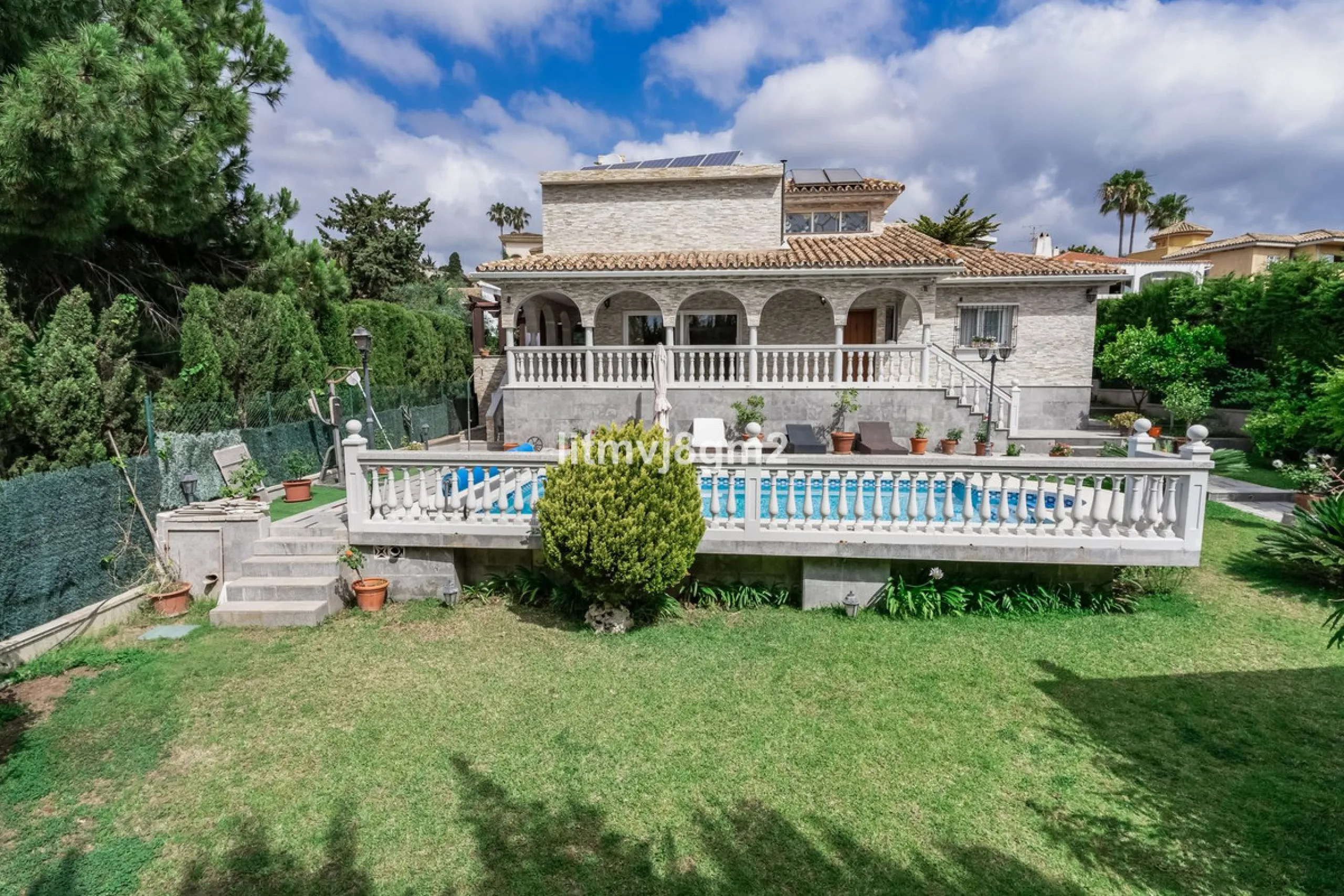 This luxurious four-bedroom villa, located in the peaceful area of lower Artola / Hacienda Las Chapas, just 5 minuntes walk to the sea, is the epitome of elegance and comfort. Boasting a classic design with high-end finishes, the property features an abun