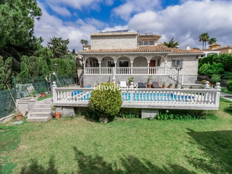 This luxurious four-bedroom villa, located in the peaceful area of lower Artola / Hacienda Las Chapas, just 5 minuntes walk to the sea, is the epitome of elegance and comfort. Boasting a classic design with high-end finishes, the property features an abun