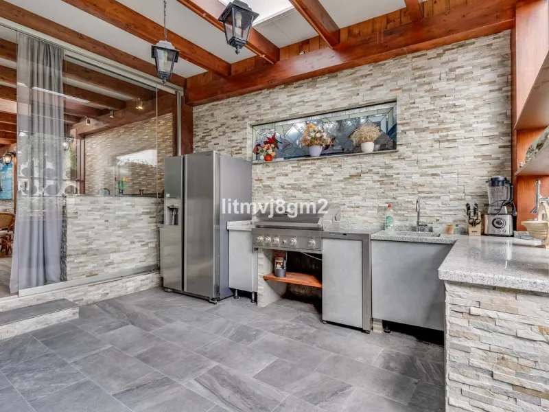 This luxurious four-bedroom villa, located in the peaceful area of lower Artola / Hacienda Las Chapas, just 5 minuntes walk to the sea, is the epitome of elegance and comfort. Boasting a classic design with high-end finishes, the property features an abun