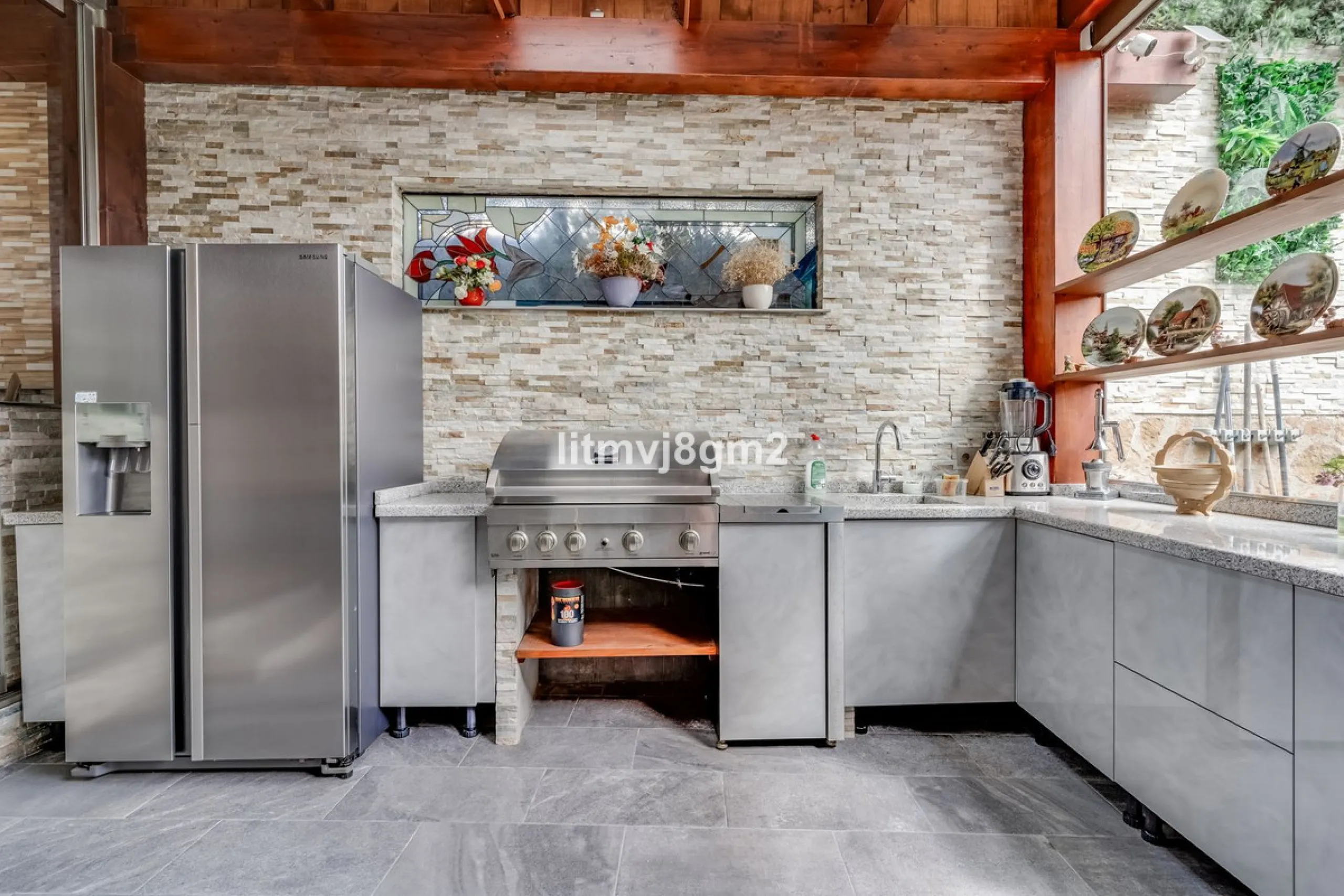 This luxurious four-bedroom villa, located in the peaceful area of lower Artola / Hacienda Las Chapas, just 5 minuntes walk to the sea, is the epitome of elegance and comfort. Boasting a classic design with high-end finishes, the property features an abun