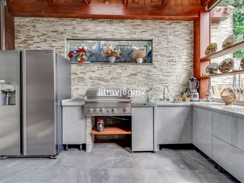 This luxurious four-bedroom villa, located in the peaceful area of lower Artola / Hacienda Las Chapas, just 5 minuntes walk to the sea, is the epitome of elegance and comfort. Boasting a classic design with high-end finishes, the property features an abun