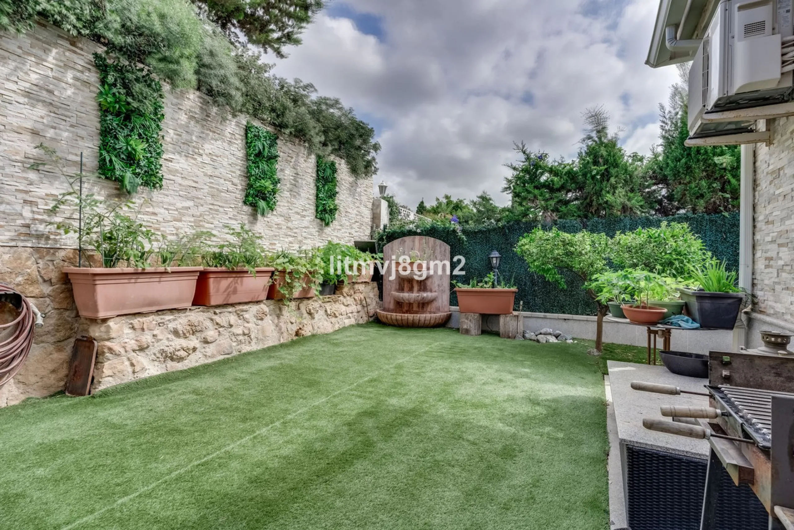 This luxurious four-bedroom villa, located in the peaceful area of lower Artola / Hacienda Las Chapas, just 5 minuntes walk to the sea, is the epitome of elegance and comfort. Boasting a classic design with high-end finishes, the property features an abun