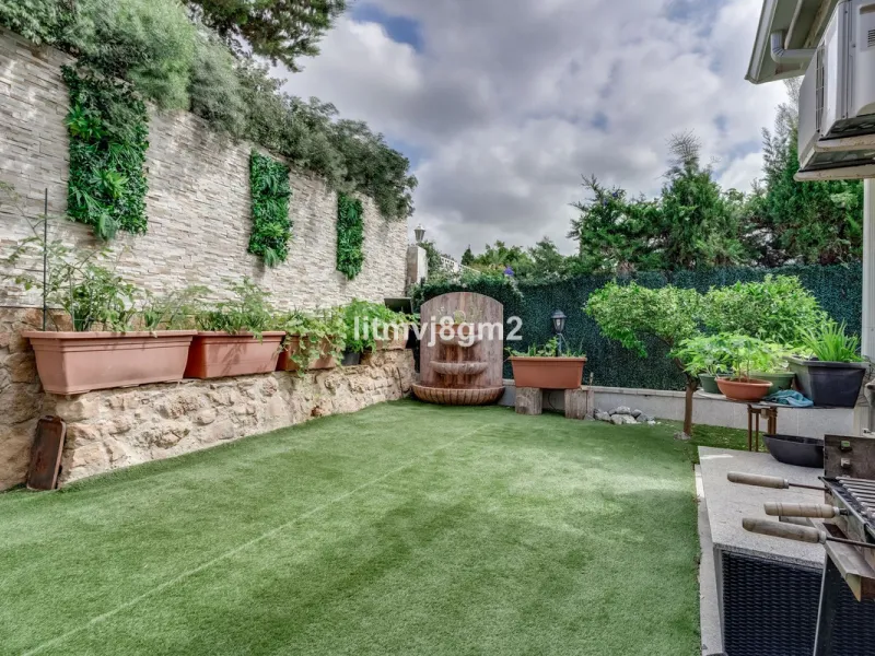 This luxurious four-bedroom villa, located in the peaceful area of lower Artola / Hacienda Las Chapas, just 5 minuntes walk to the sea, is the epitome of elegance and comfort. Boasting a classic design with high-end finishes, the property features an abun